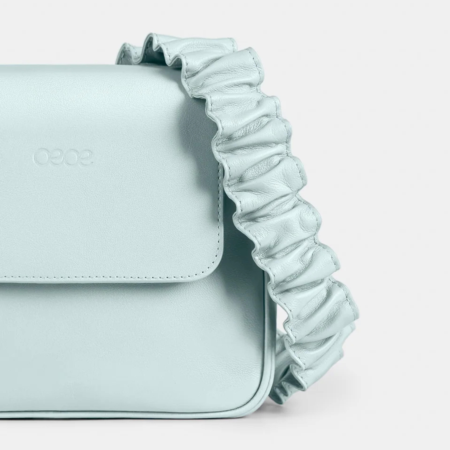 Bandolera pequeña en piel de vacuno en color azul (celeste) para mujer