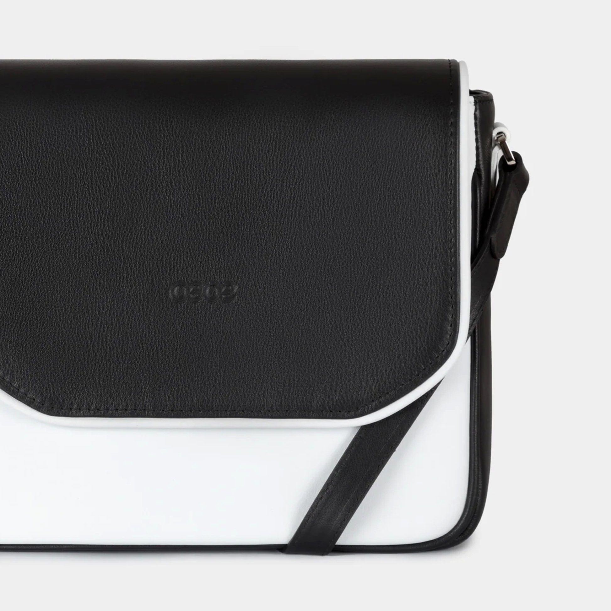 Bandolera pequeña en piel de vacuno  en color blanco/negro para mujer