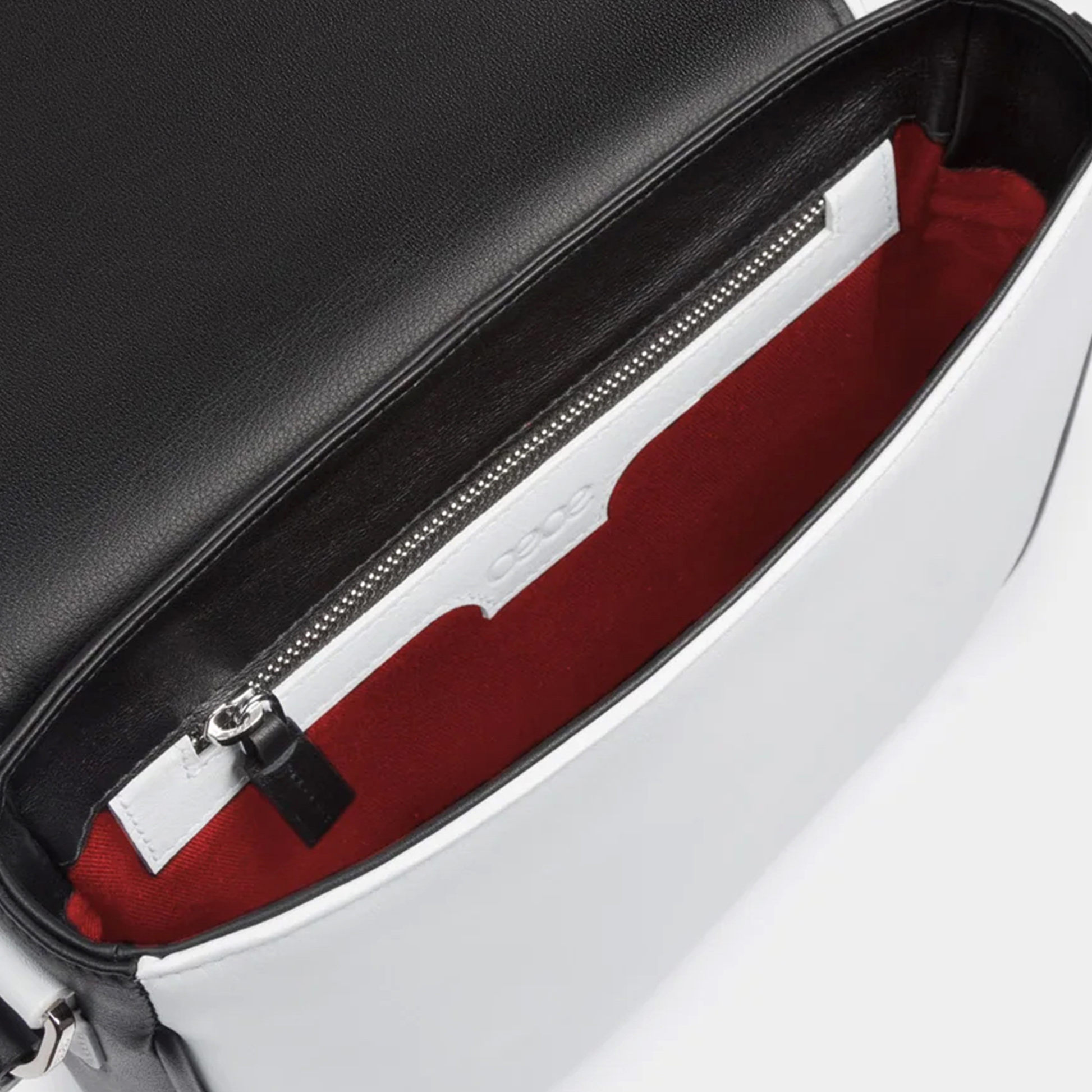 Bandolera pequeña en piel de vacuno  en color blanco/negro para mujer