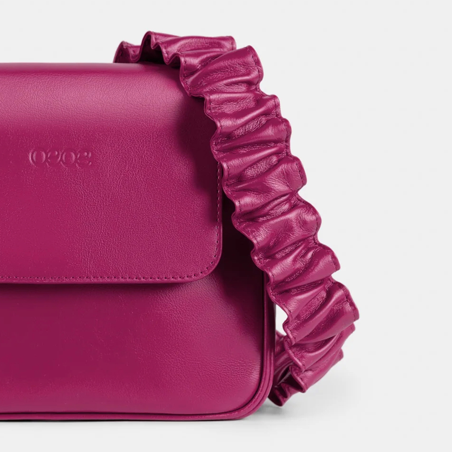 Bandolera pequeña en piel de vacuno en color fucsia para mujer