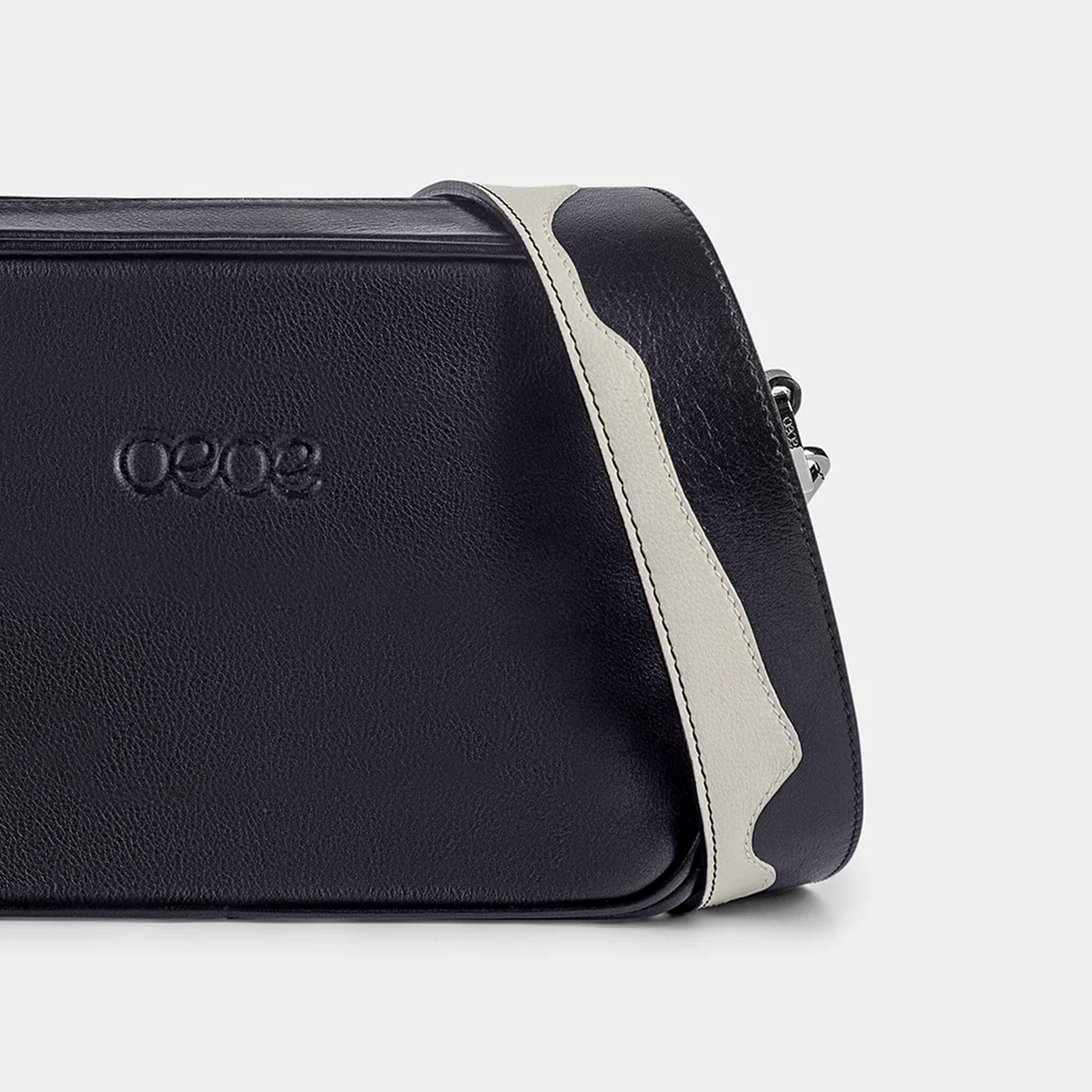 Bandolera pequeña en piel de vacuno en color azul (marino) para mujer