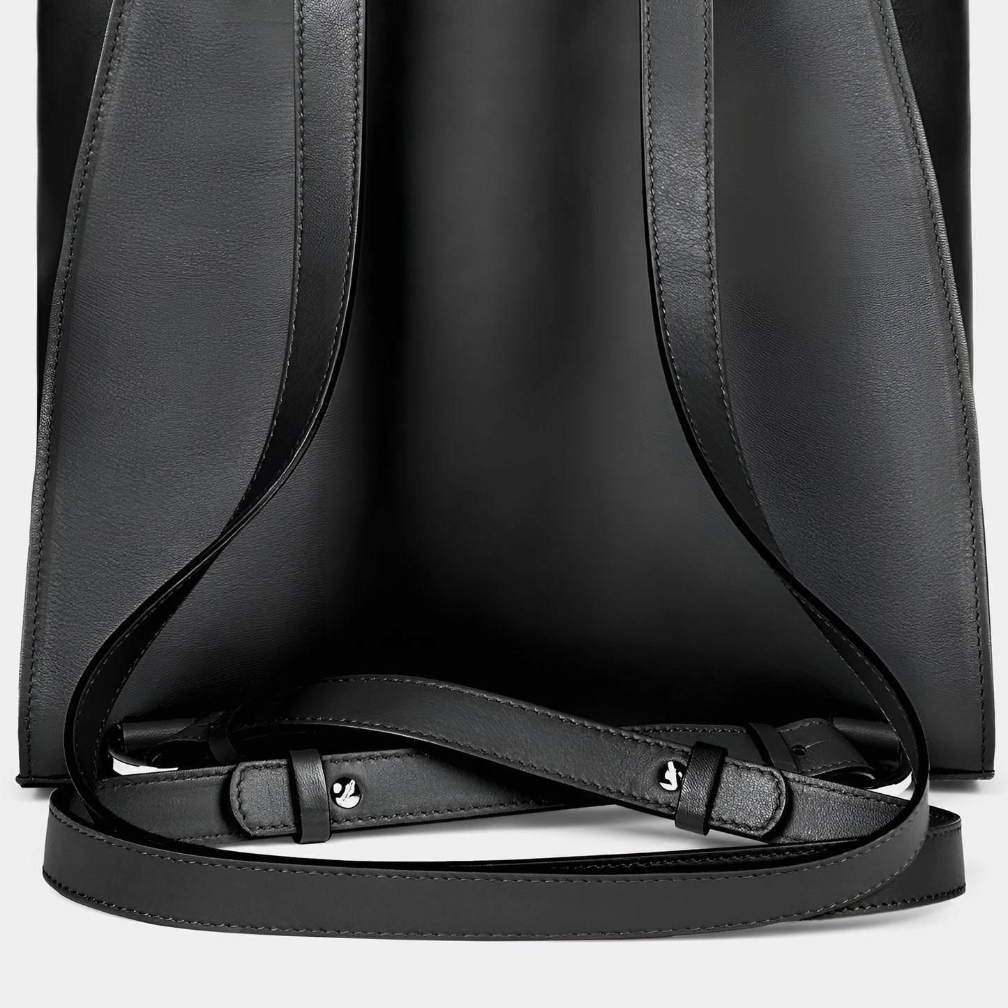 Mochila grande en piel de vacuno en color negro para mujer