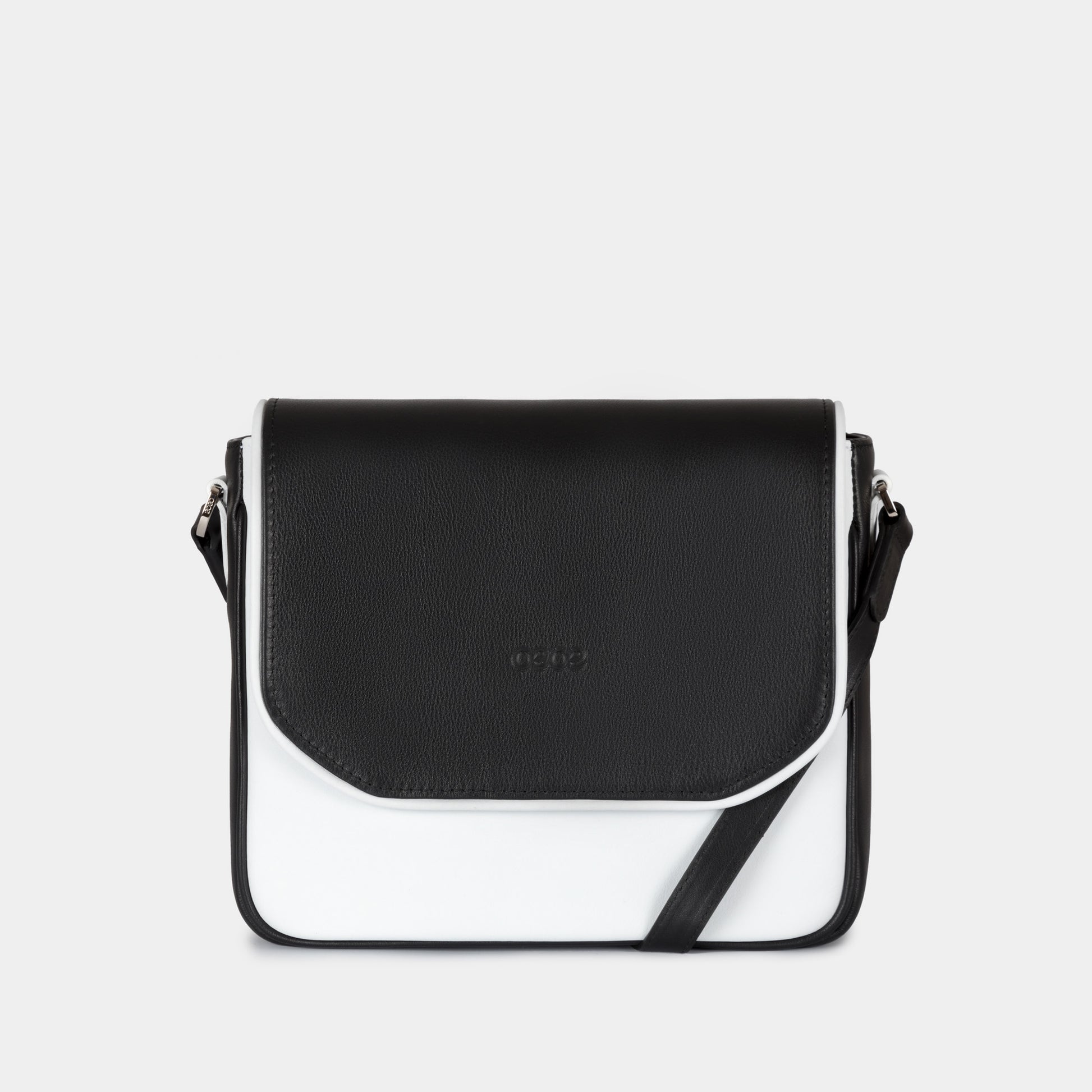 Bandolera pequeña en piel de vacuno  en color blanco/negro para mujer