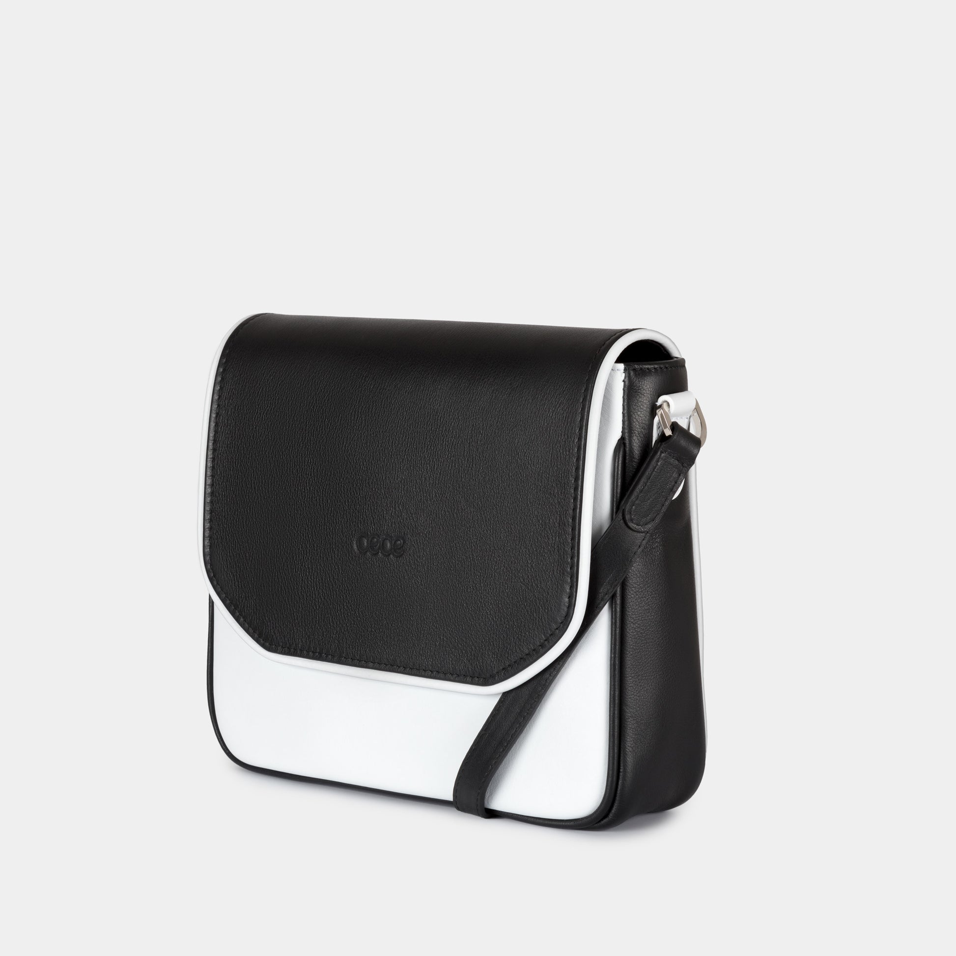 Bandolera pequeña en piel de vacuno  en color blanco/negro para mujer