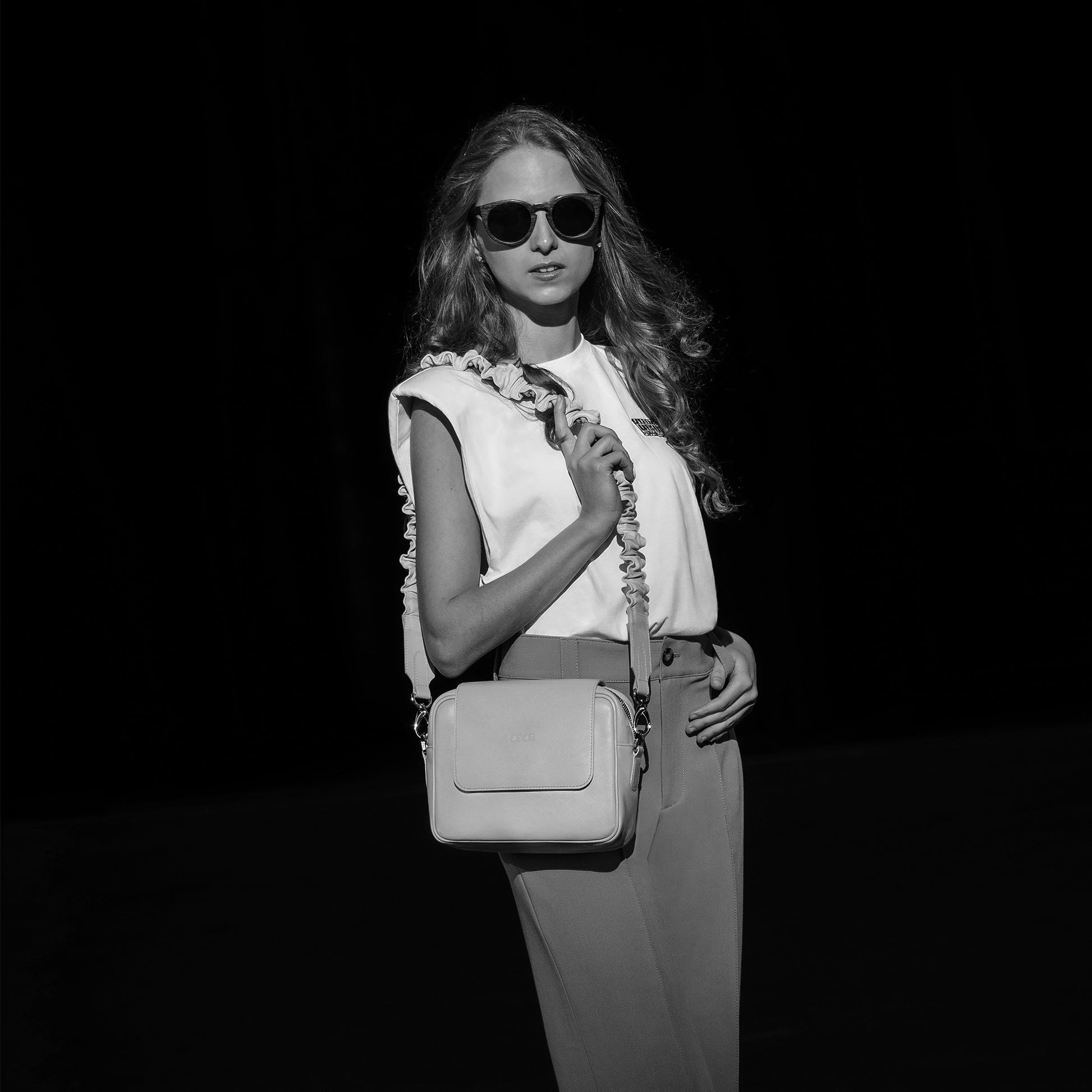 Bandolera pequeña en piel de vacuno en color blanco  para mujer