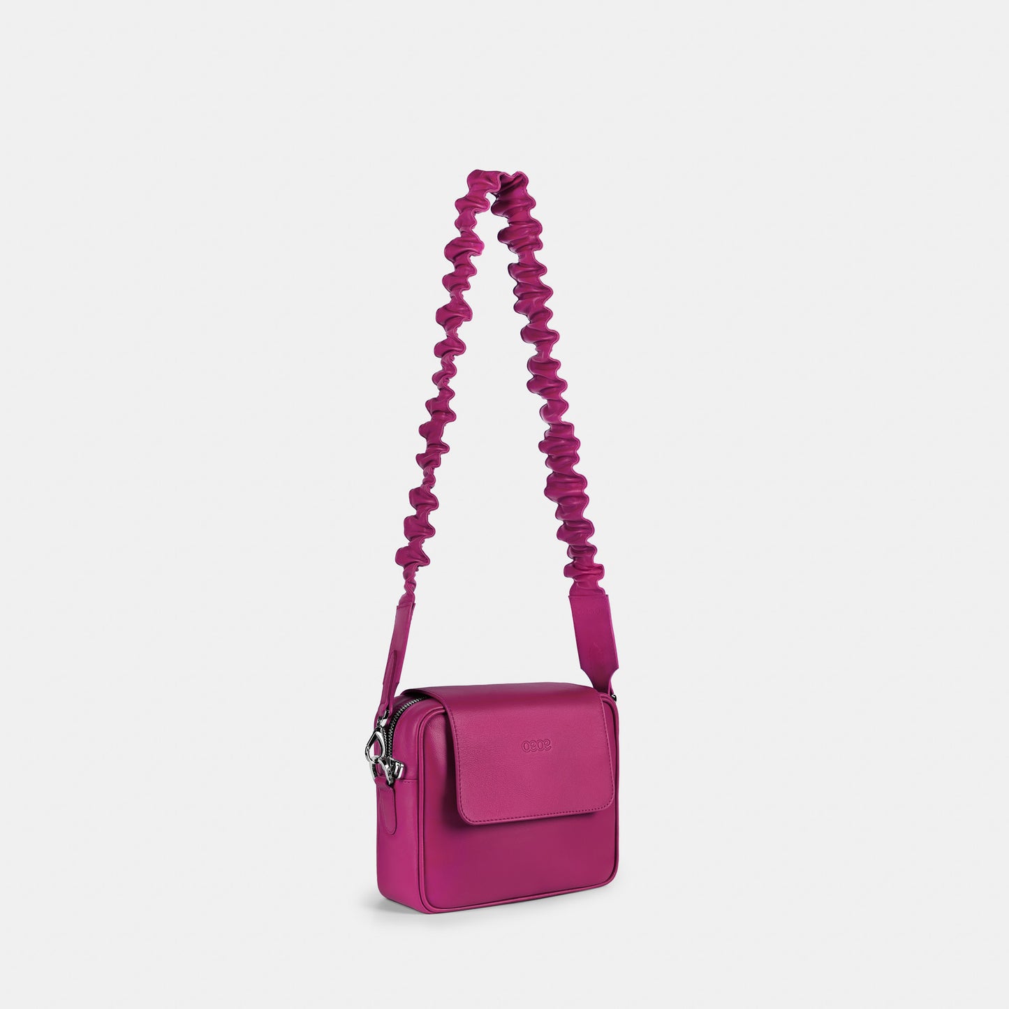 Bandolera pequeña en piel de vacuno en color fucsia para mujer
