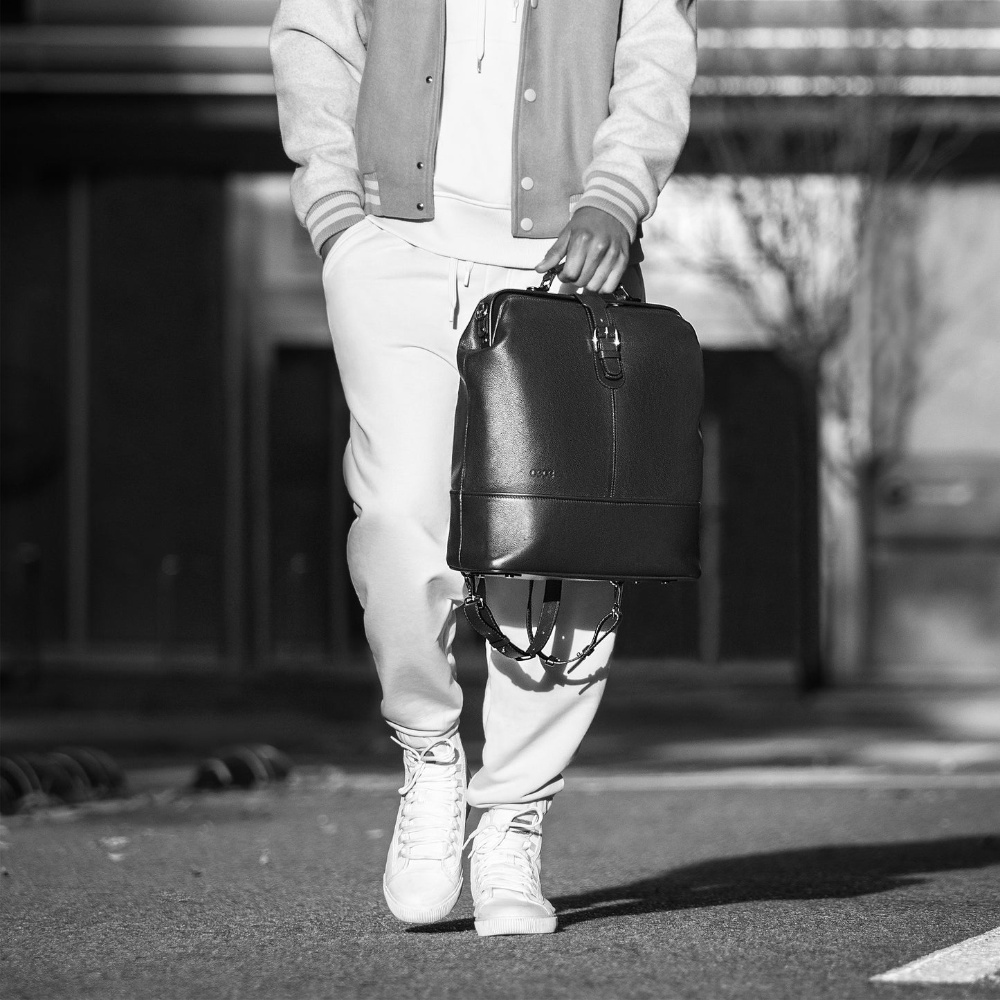 Mochila grande en piel de vacuno en color azul para hombre