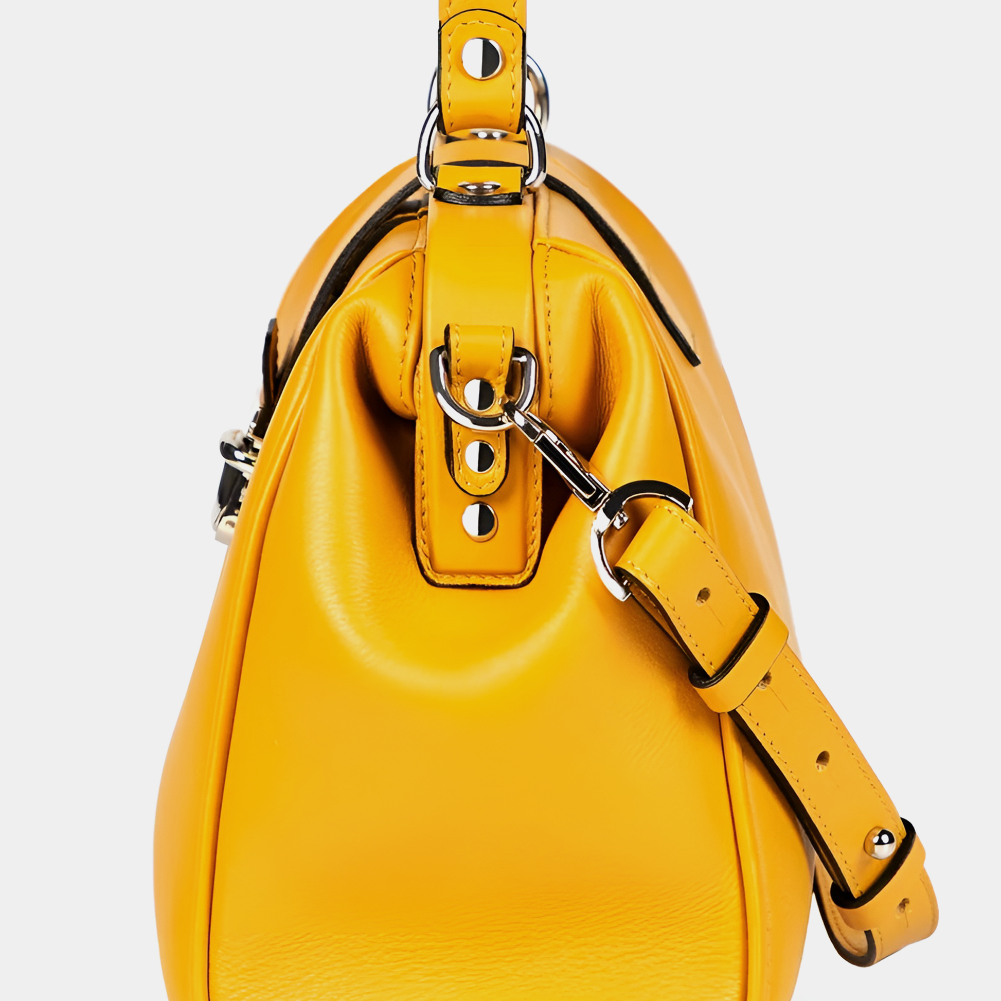 Bandolera pequeña en piel de no especifica en color amarillo para mujer