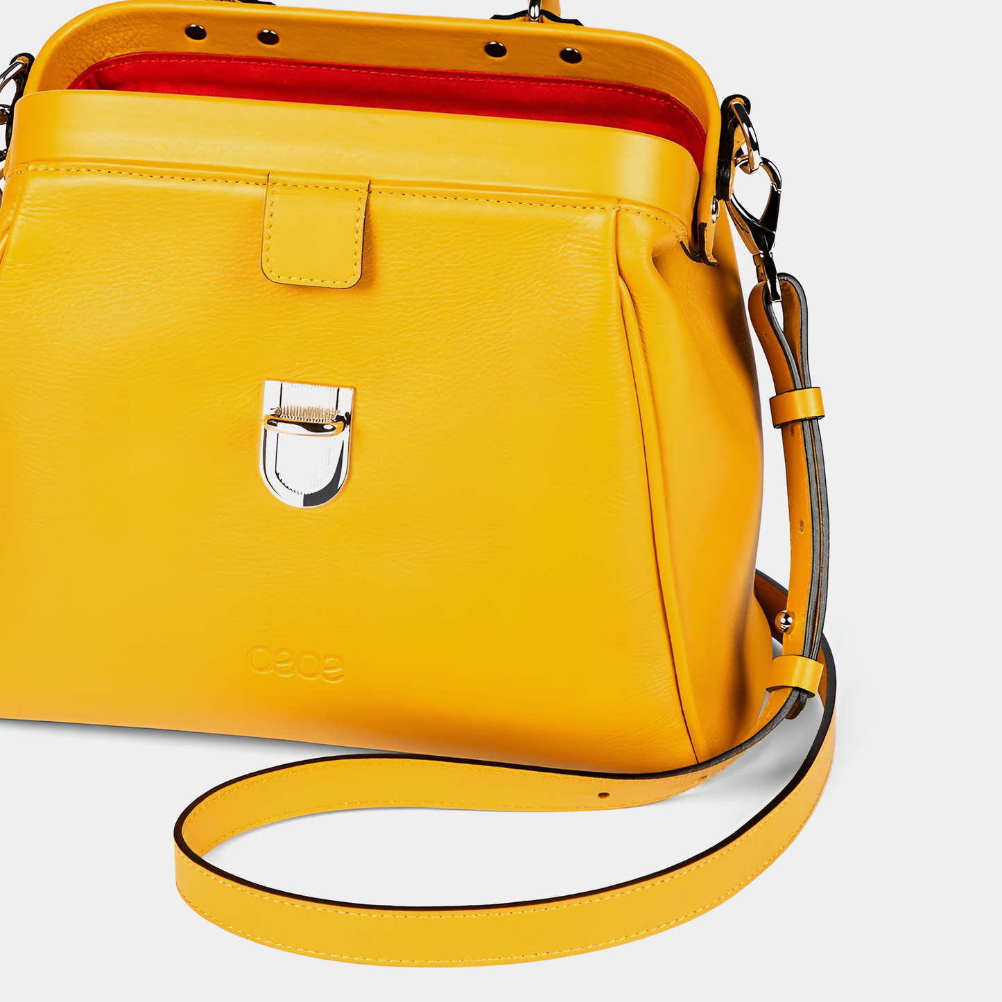 Bandolera pequeña en piel de no especifica en color amarillo para mujer