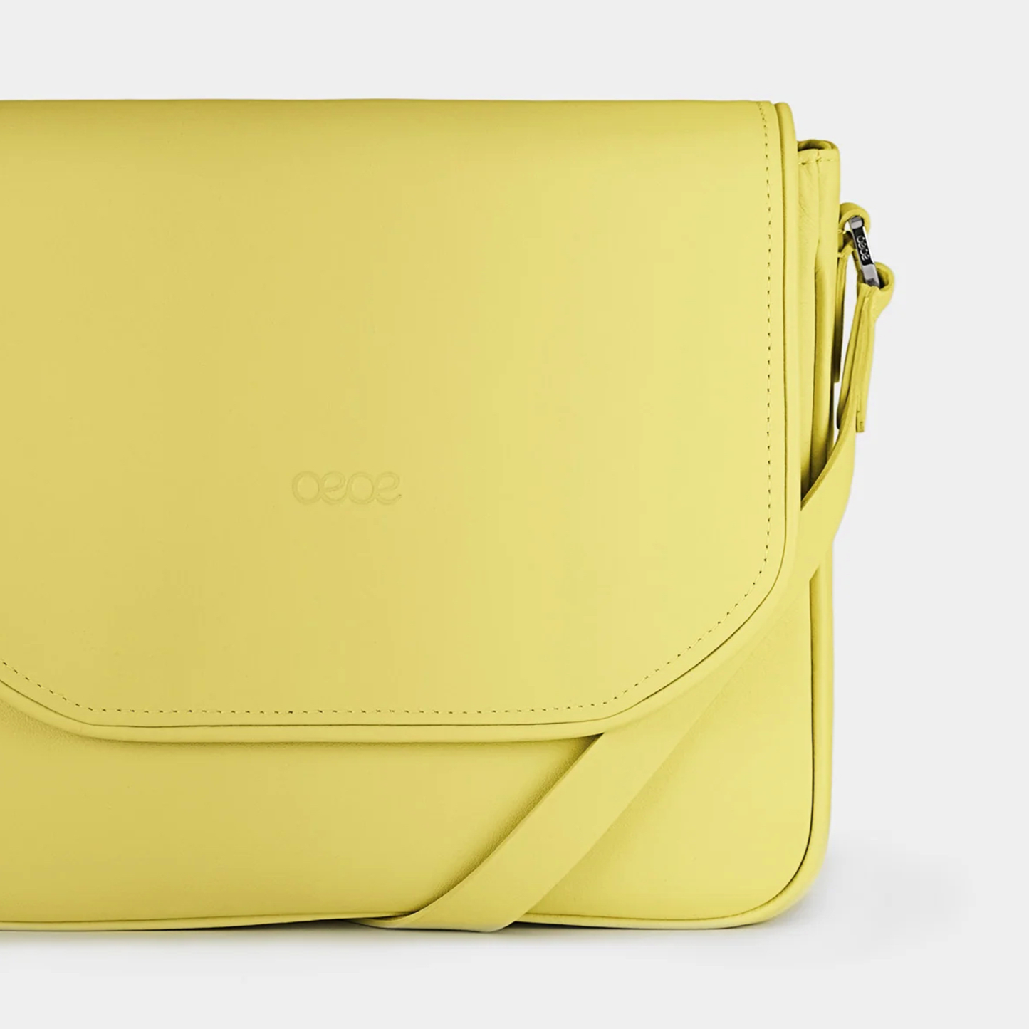 Bandolera pequeña en piel de vacuno en color amarillo para mujer