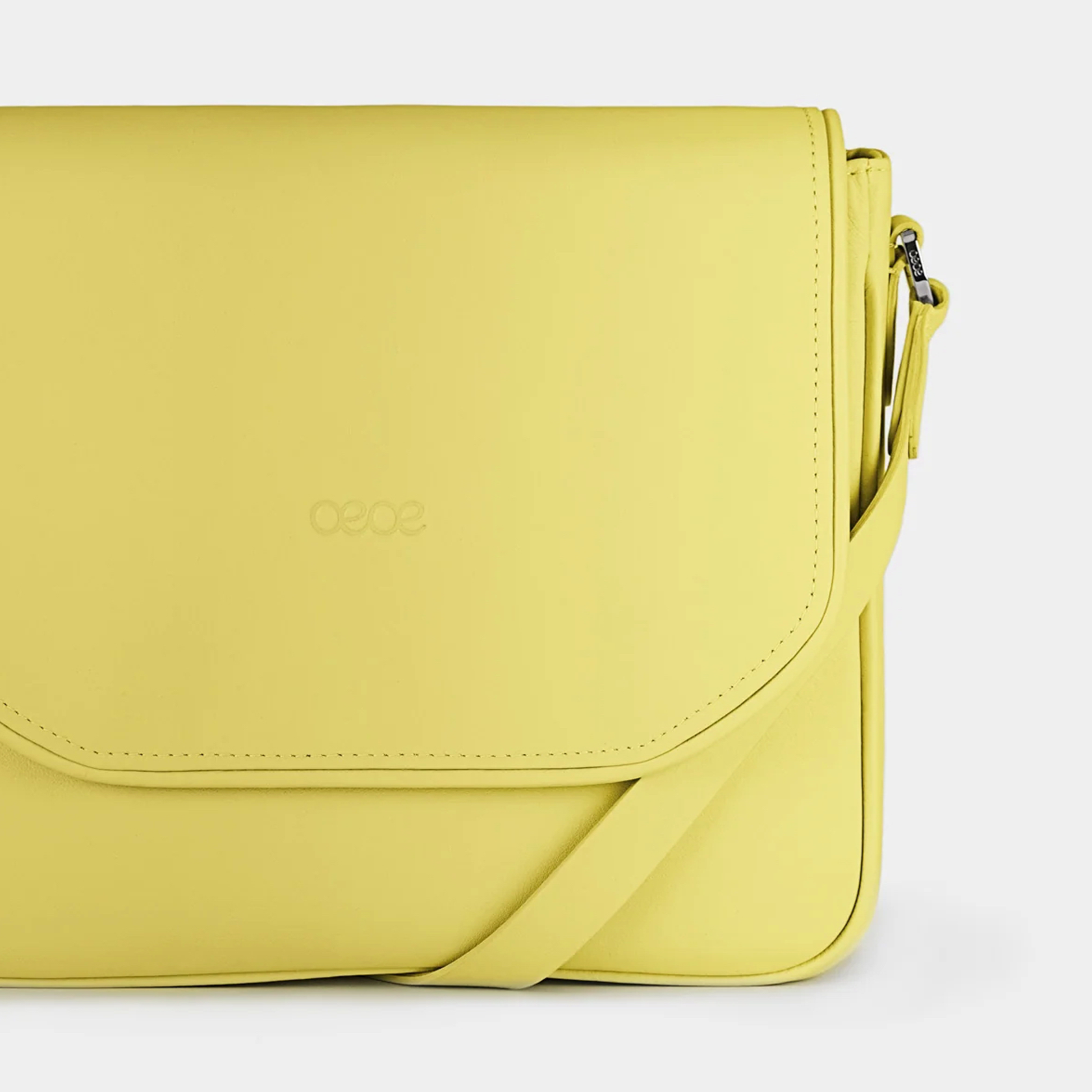 Bandolera pequeña en piel de vacuno en color amarillo para mujer