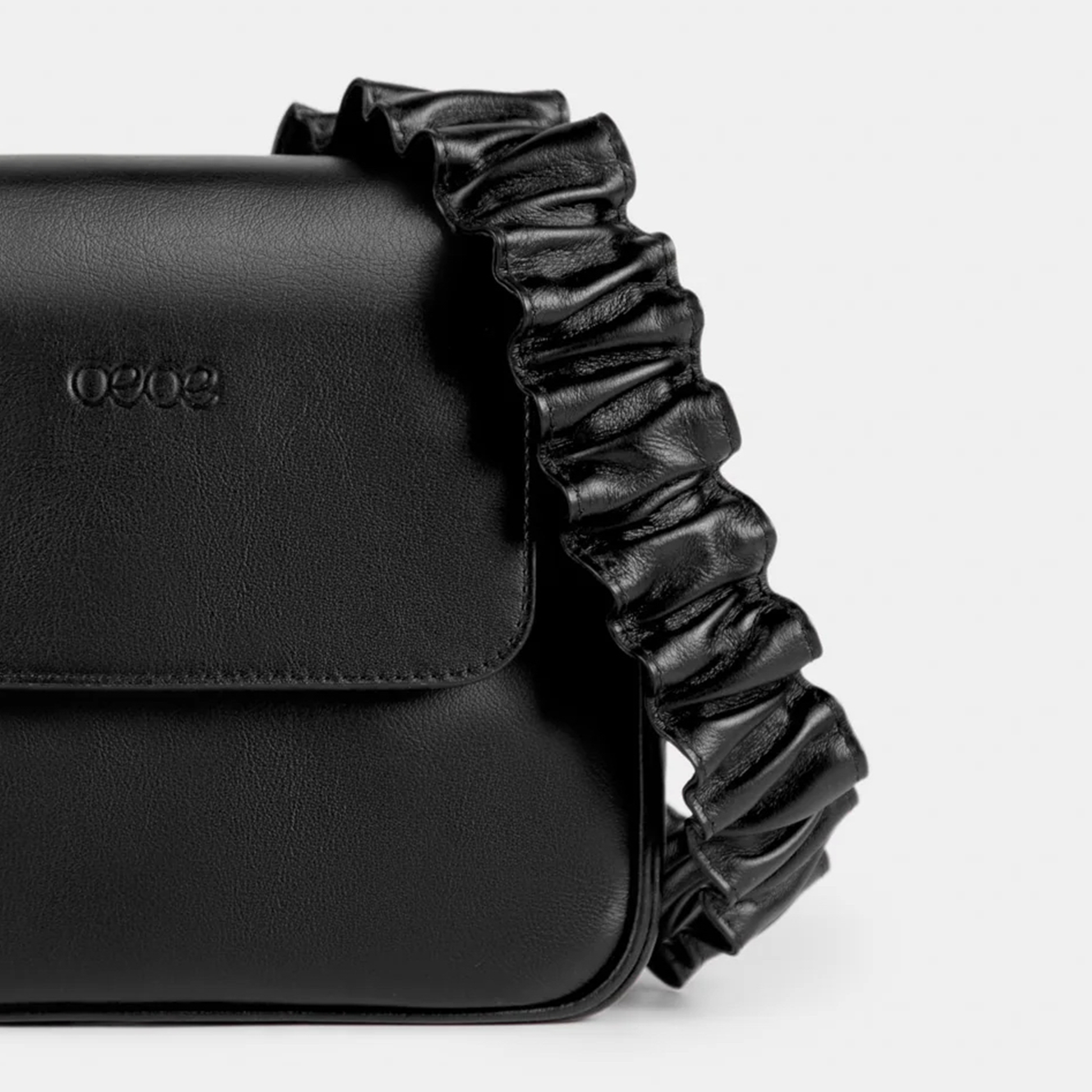 Bandolera pequeña en piel de vacuno en color negro para mujer