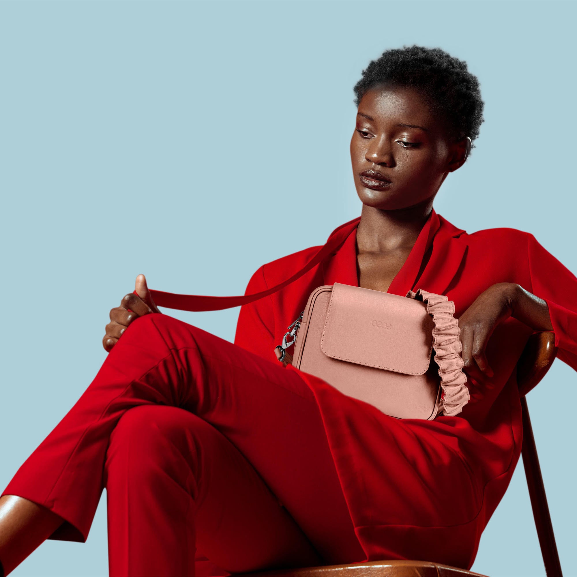 Bandolera pequeña en piel de vacuno en color rosa para mujer