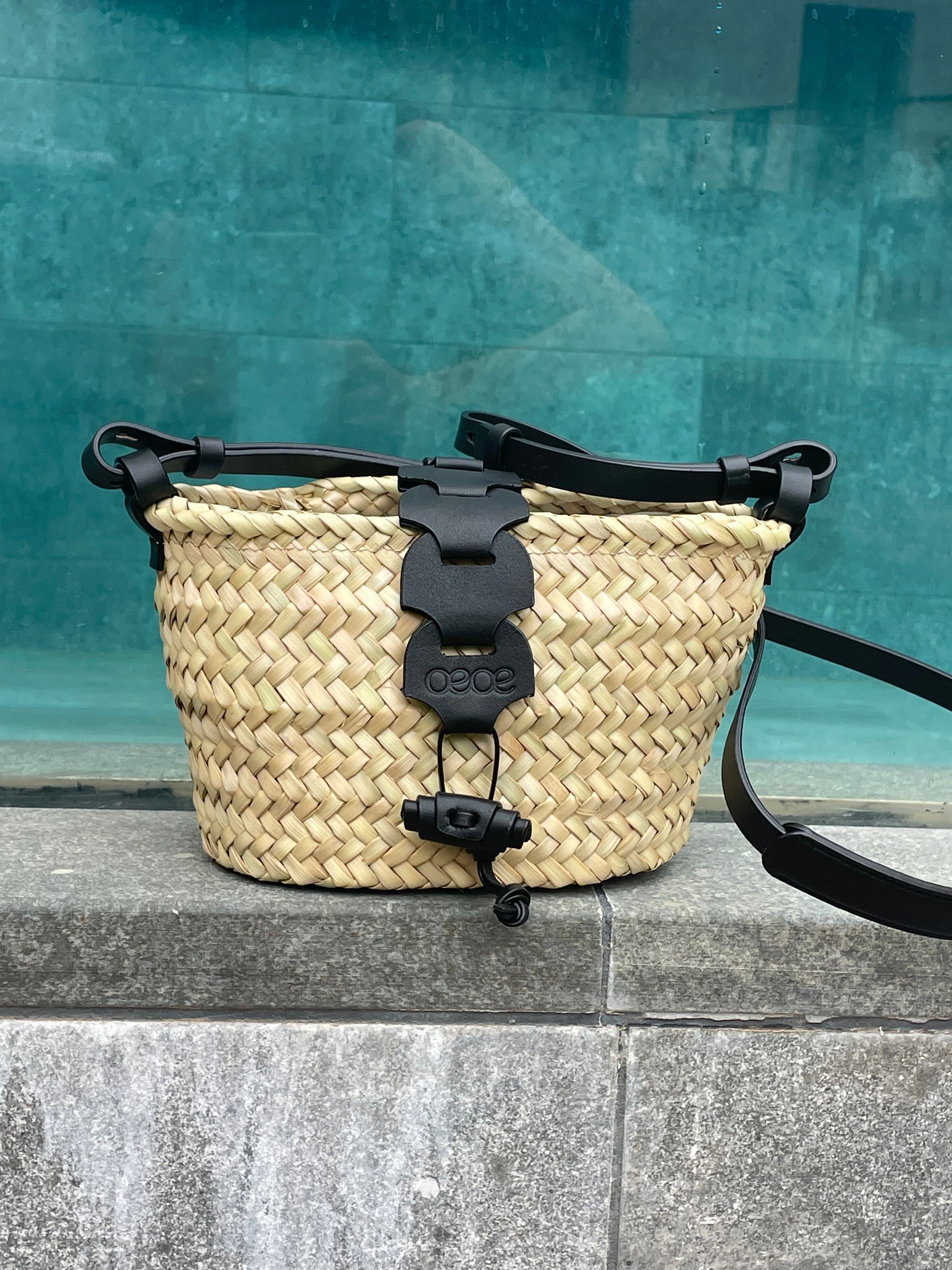 Bolso Capazo pequeño en piel de ternera en color natural/negra para mujer