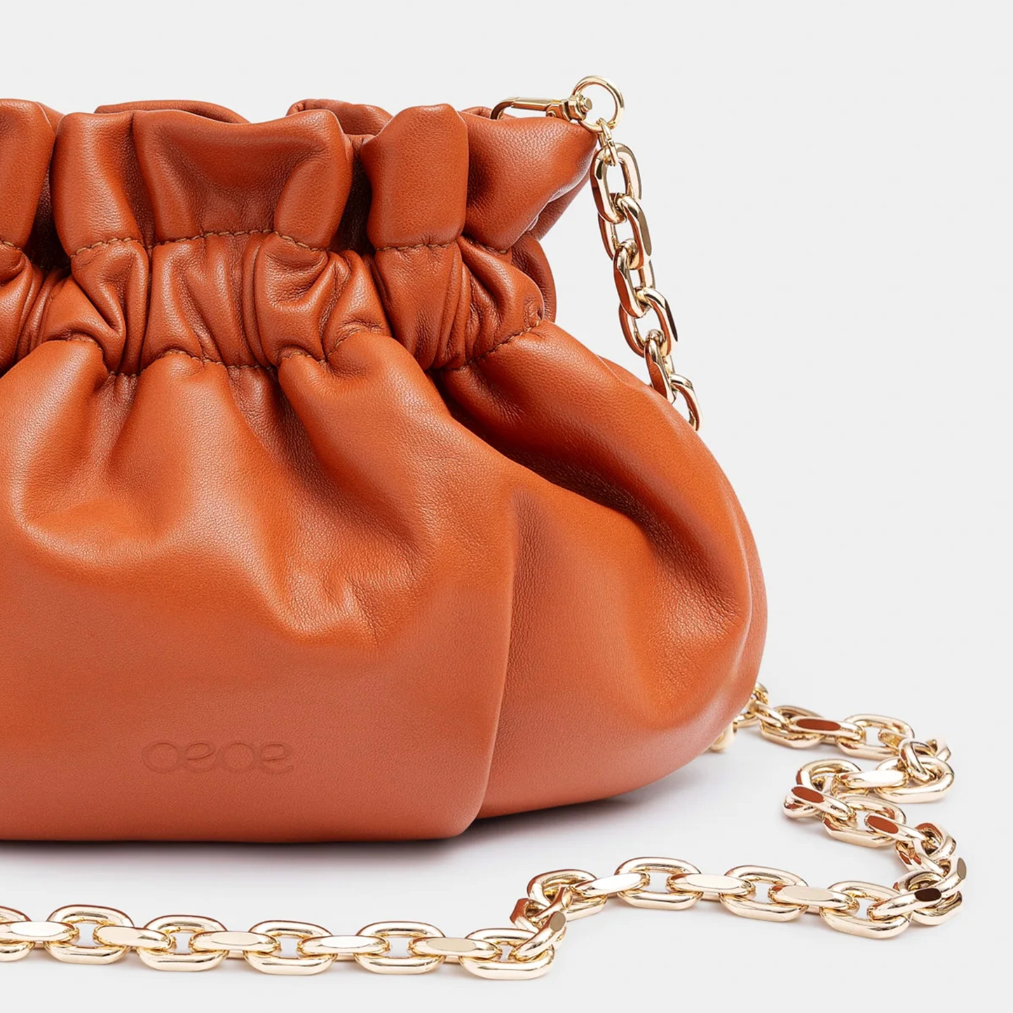 Minibolso pequeño en piel de cordero  en color naranja para mujer