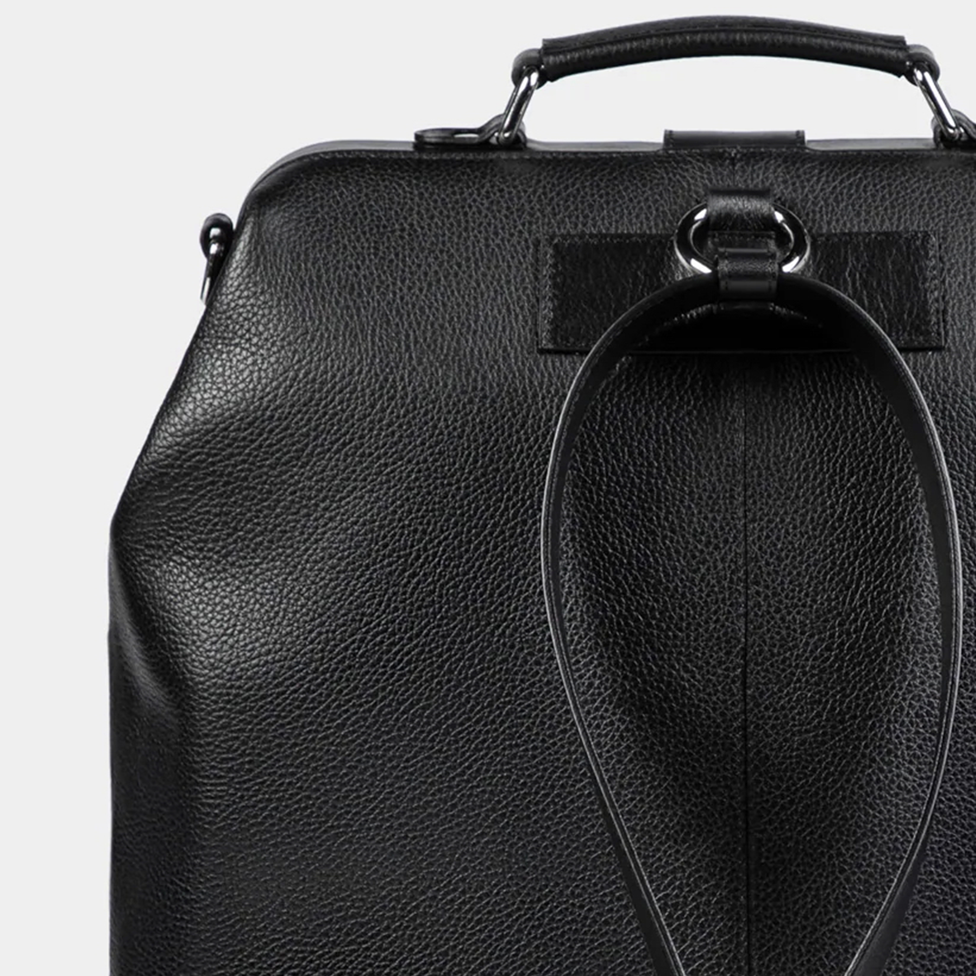 Mochila grande en piel de vacuno en color negro para hombre