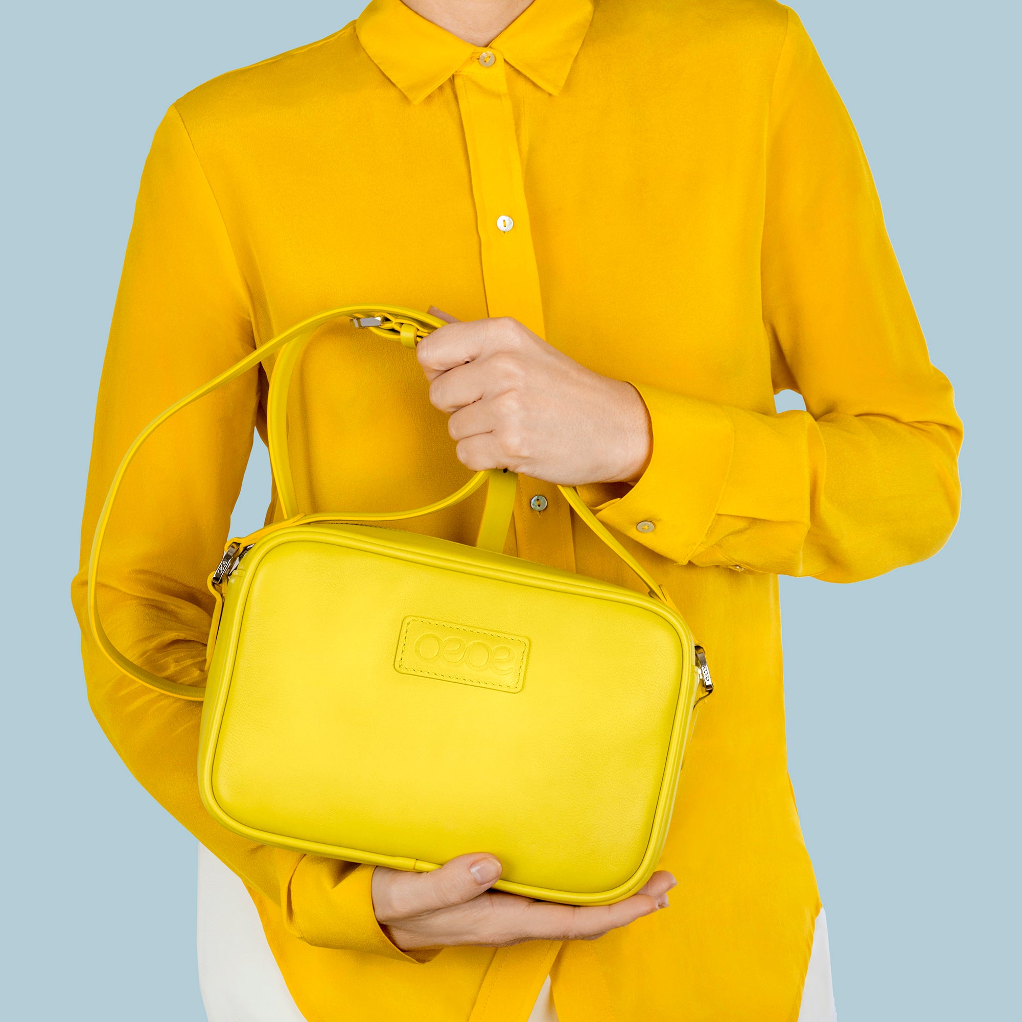Bandolera pequeña en piel de vacuno en color amarillo para mujer
