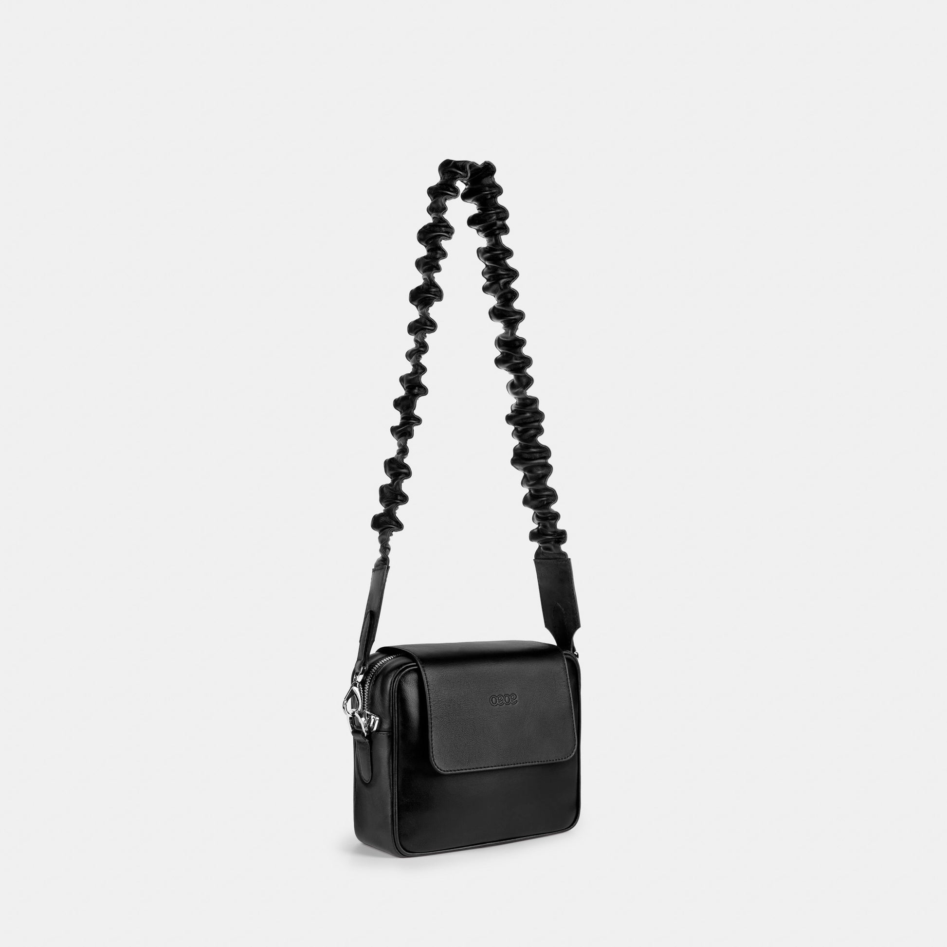 Bandolera pequeña en piel de vacuno en color negro para mujer