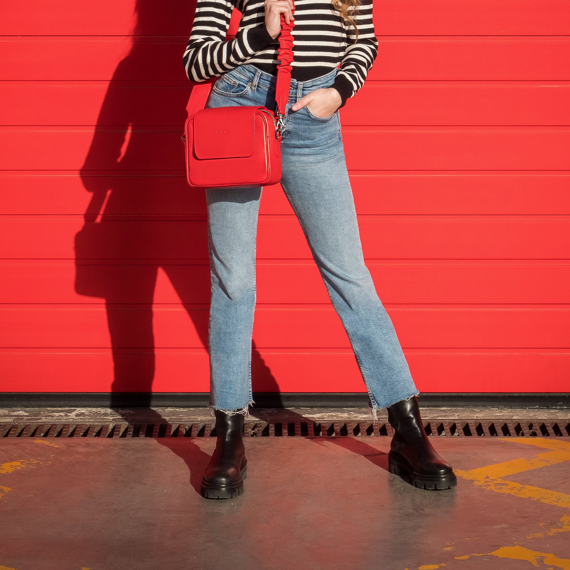 Bandolera pequeña en piel de vacuno en color rojo para mujer