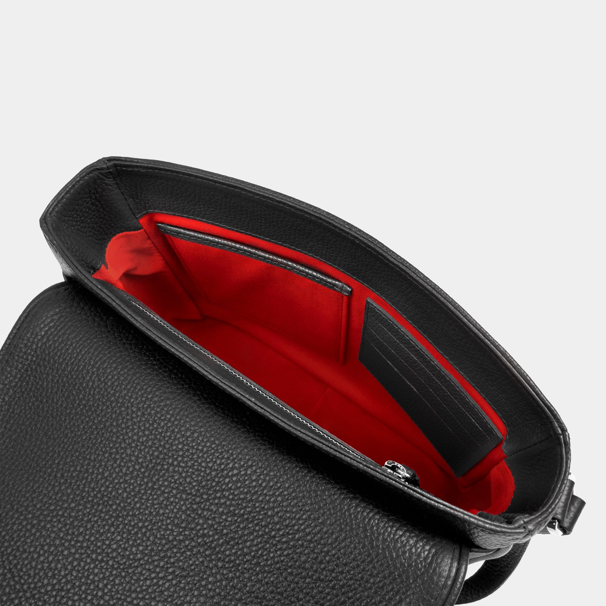 Bandolera pequeño en piel de vacuno en color negra para mujer